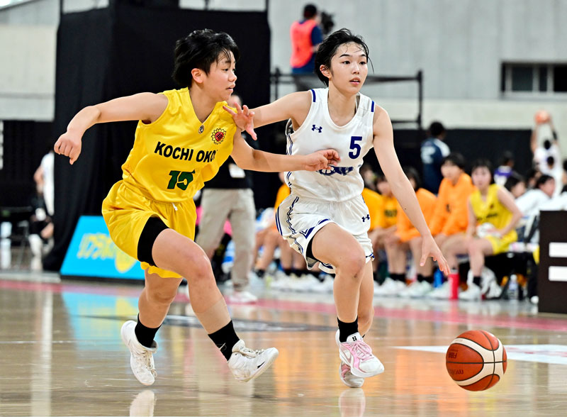 昭和学院―豊岡 第2クオーター、攻め込む昭和学院の前田(5)=東京体育館