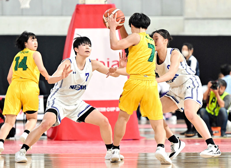 第2クオーター、守備をする昭和学院の石井(左から2人目)