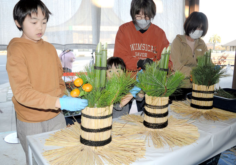 ミニ門松作りを体験する児童ら=26日、東金市