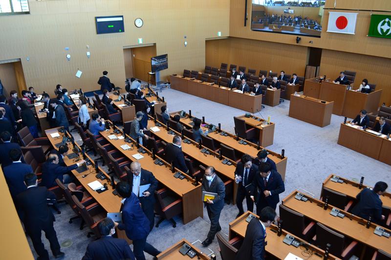辞職勧告を受けた議員の登壇前に議場を退席する議員ら=12月、千葉市役所