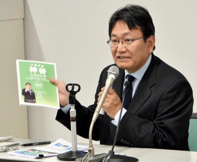 マニフェストを発表する神谷市長＝５日、千葉市役所