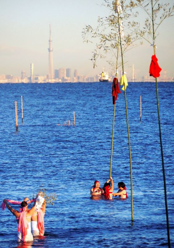 沖へ沖へと進み、梵天を立てる若者たち=11日、木更津市