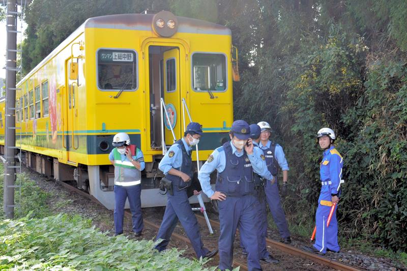 脱線したいすみ鉄道の車両周辺で事故の対応に当たる警察官ら=2024年10月、いすみ市