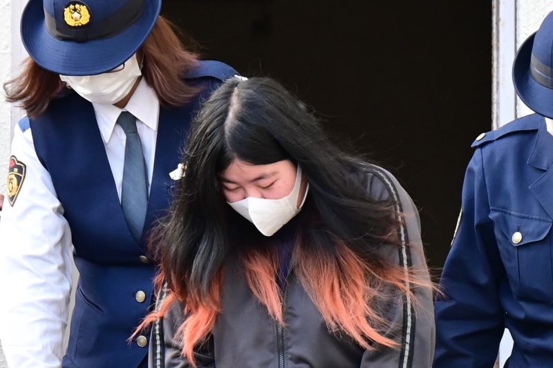 千葉地検に送検される容疑者=16日午前8時40分ごろ、船橋署