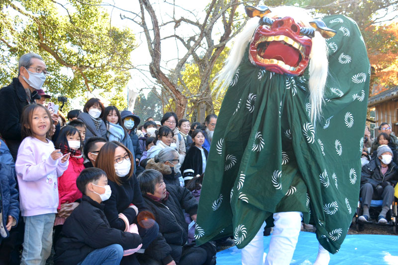 保存会によって奉納された春日神社の新春行事「初舞」＝１日、御宿町