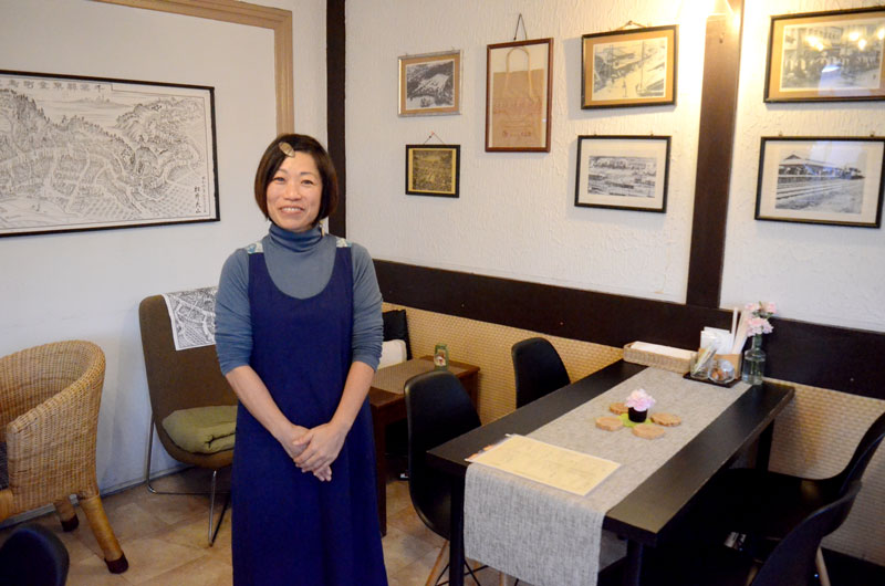 「店に入ると、雰囲気に癒やされる」と店をアピールする国司さん。店内には昔の東金の地図や写真を展示している＝東金市