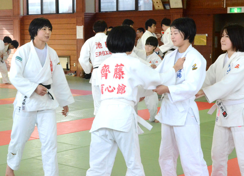 子どもに柔道を指導する舟久保選手（左）＝５日、大網白里市