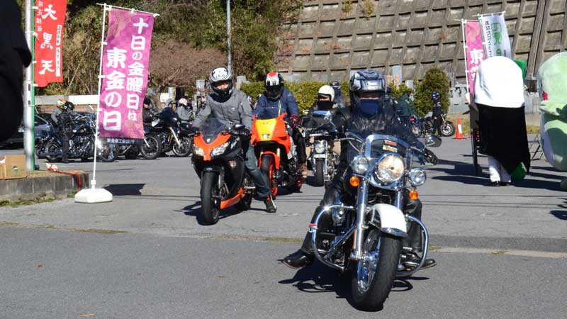 八鶴湖のそばにある駐車場から出発するバイク愛好家ら＝１０日、東金市
