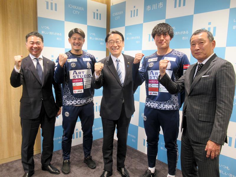 2024年シーズンの報告に訪れたブリオベッカ浦安・市川の都並監督(右)ら。中央は田中市長=10日、市川市役所