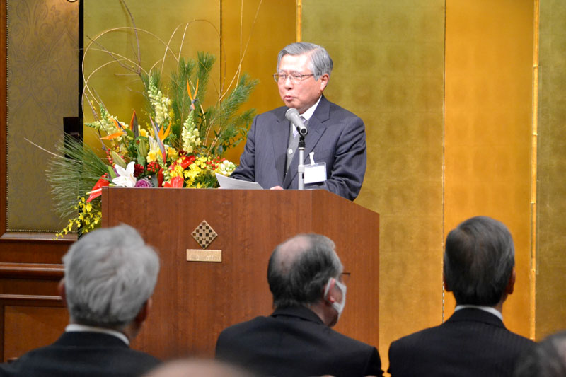 新年総会であいさつする佐久間代表幹事＝９日、千葉市美浜区