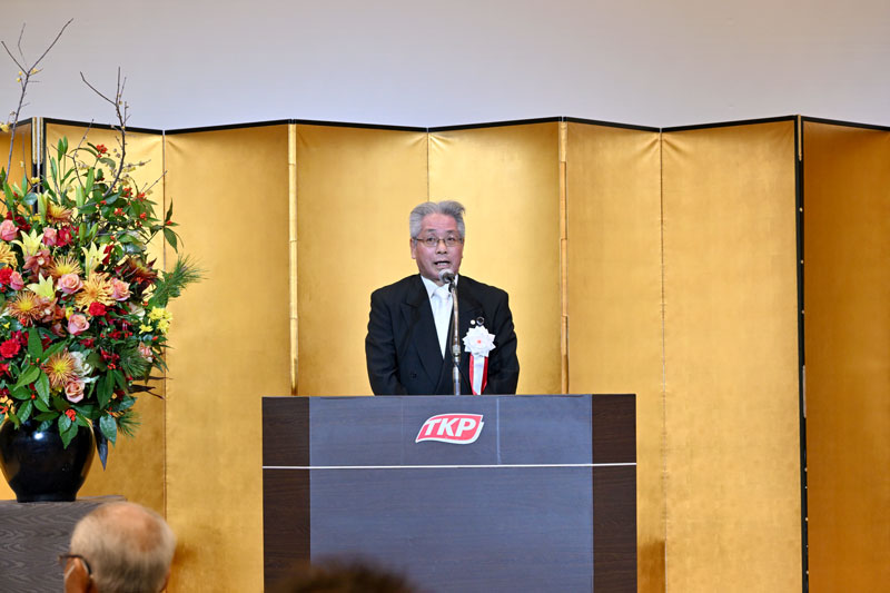 あいさつする関谷県行政書士会会長＝１３日、千葉市美浜区