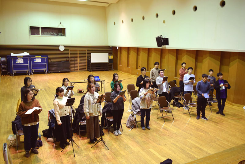 2月の定期演奏会に向けて練習する「CoroPonte」の団員たち。仕事の関係などで、全員が集まるのはなかなか難しい=船橋市