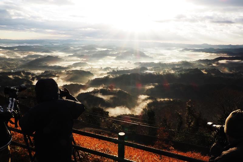朝もやに包まれて幻想的に浮かび上がる九十九谷=君津市