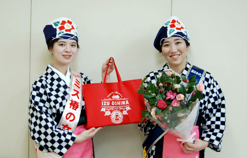 椿まつりをPRするミス大島のヤマシロ鈴美さん(右)とミス椿の女王の細谷瑛子さん=22日、千葉市中央区の千葉日報社