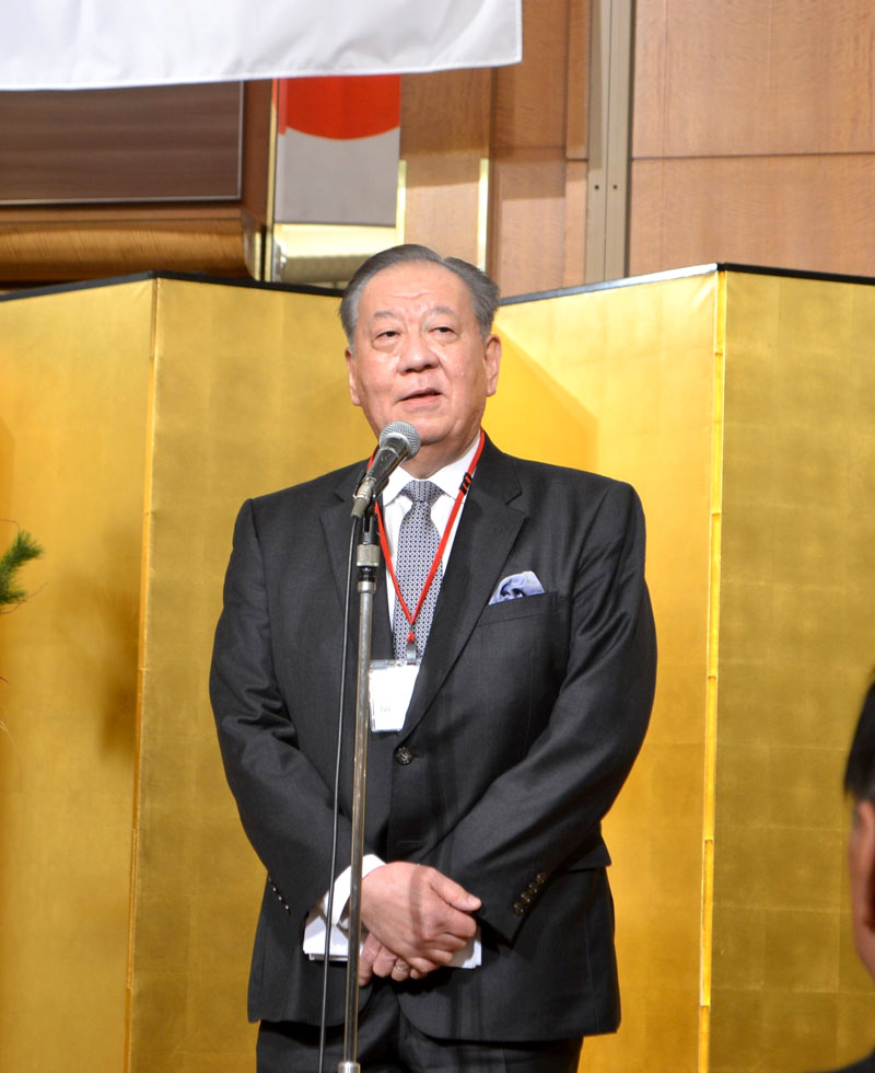 新春交流会であいさつする県中小企業団体中央会の飯塚会長＝２４日、千葉市美浜区