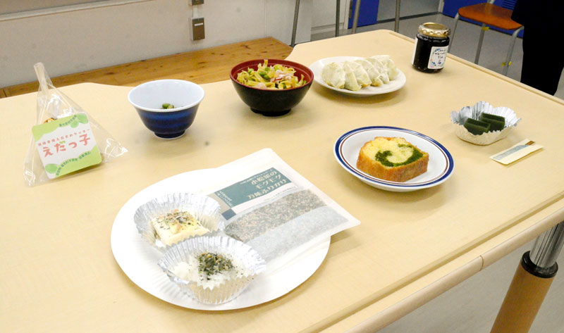 学生が小松菜や枝豆を使って作ったふりかけやようかん、ギョーザなど