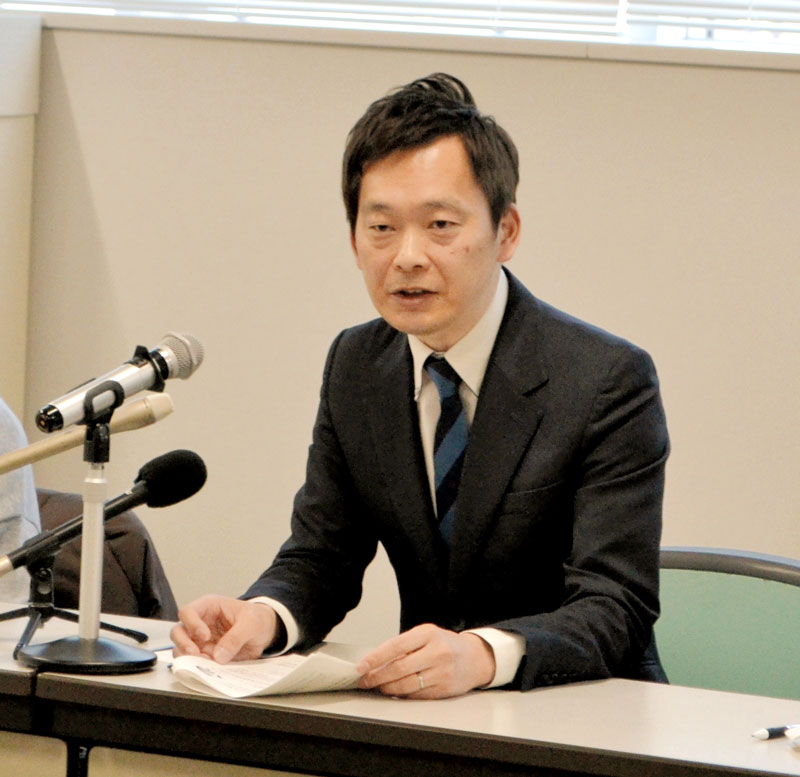 立候補を表明する寺尾氏＝３０日、千葉市役所