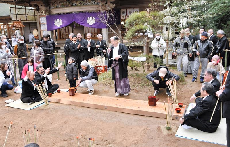 ひげをなでて、酒を勧める氏子たち。周囲の見物客からは「おかわり」などとかけ声が上がった＝１２日、香取市の側高神社