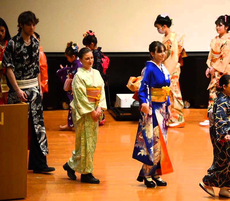 ステージ上で着物を披露する城西国際大の留学生ら＝東金市