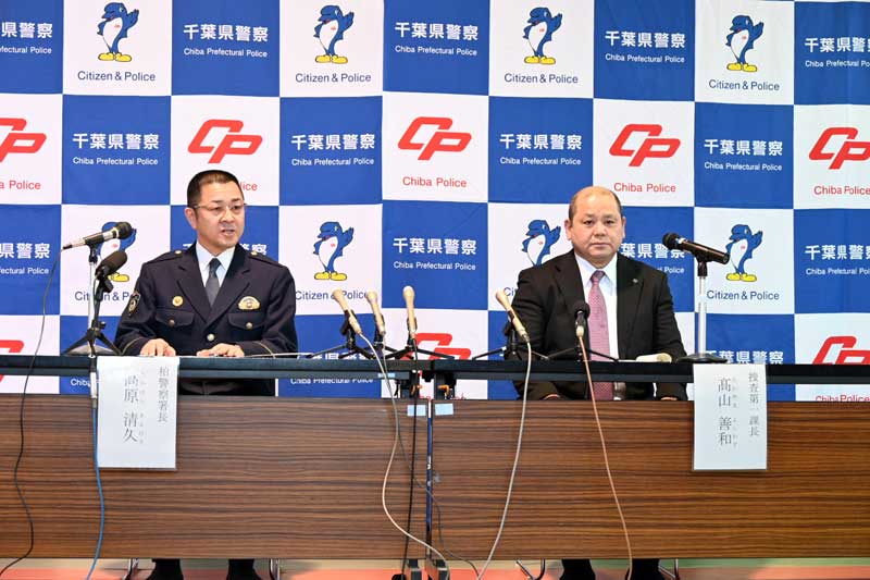 記者会見を開き、殺人容疑での再逮捕を説明する高原清久・柏署長(左)と高山善和・県警本部捜査1課長(右)=5日午後4時半ごろ、柏市の柏署