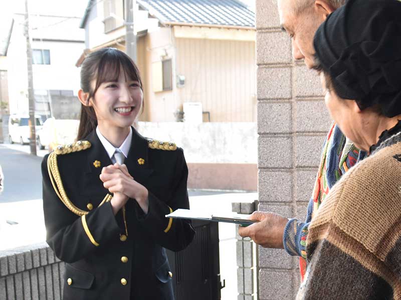 電話de詐欺対策で国際電話の利用休止を住民に呼びかけた長友さん=13日、四街道市