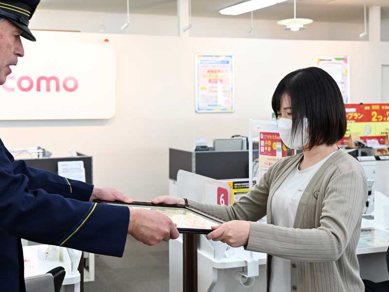 感謝状を受け取る湯川さん（右）＝１月３１日、千葉市稲毛区