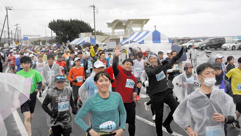 寒さに負けず元気にスタートするハーフマラソンのランナー＝２日、旭市