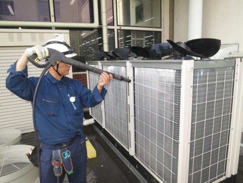 空調の室外機の洗浄作業＝エアマル提供