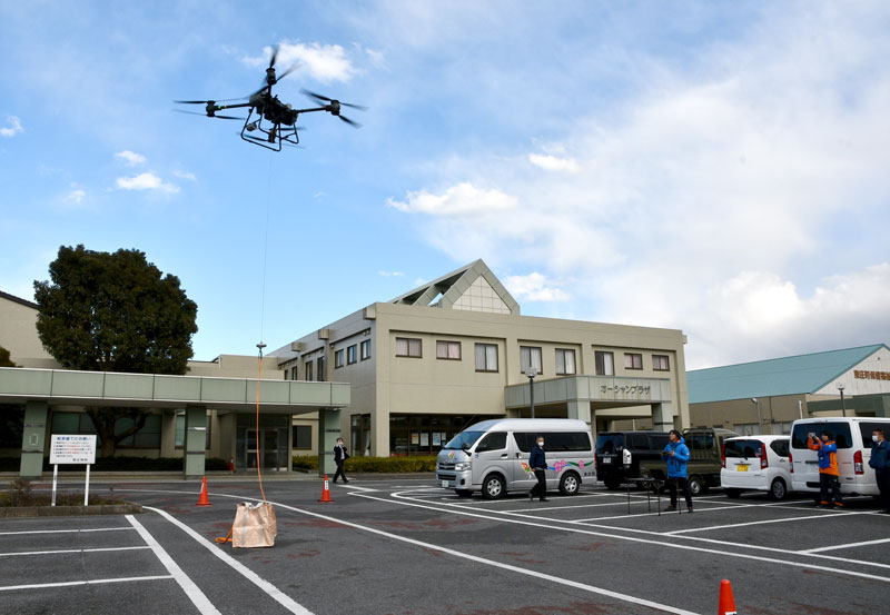 災害を想定して行われたドローンによる物資輸送の実証実験＝５日、東庄町
