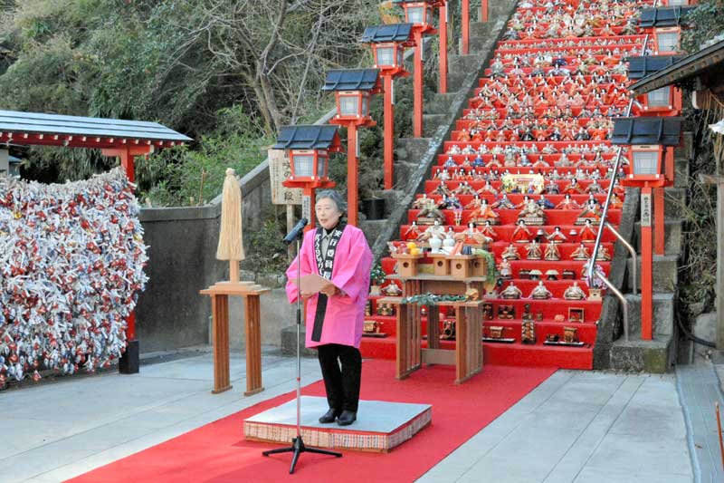 主催者を代表してあいさつする渡辺実行委員長=9日、勝浦市