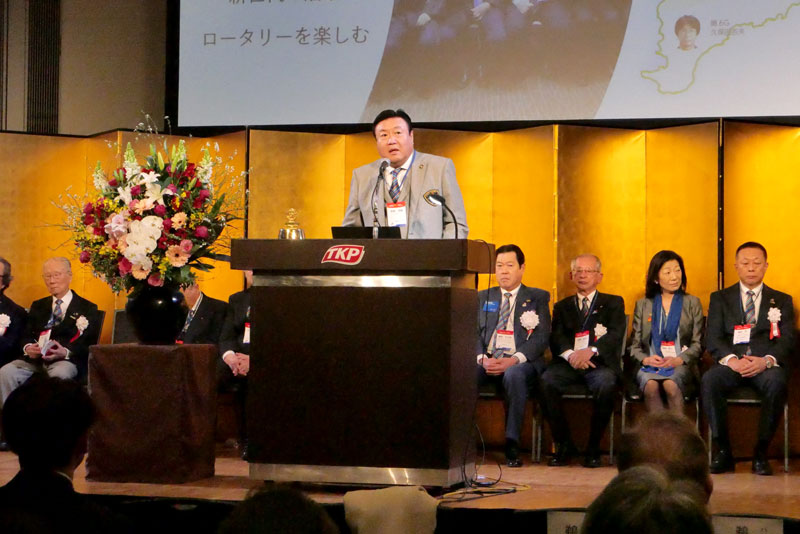 地区大会であいさつする寒郡ガバナー＝９日、千葉市美浜区