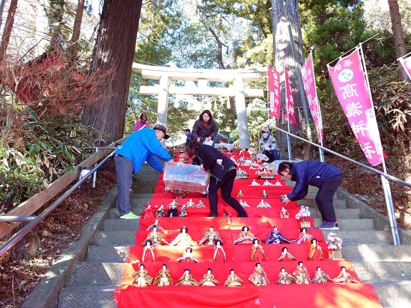 高瀧神社の石段にひな人形を並べる地元の人たち=11日、市原市