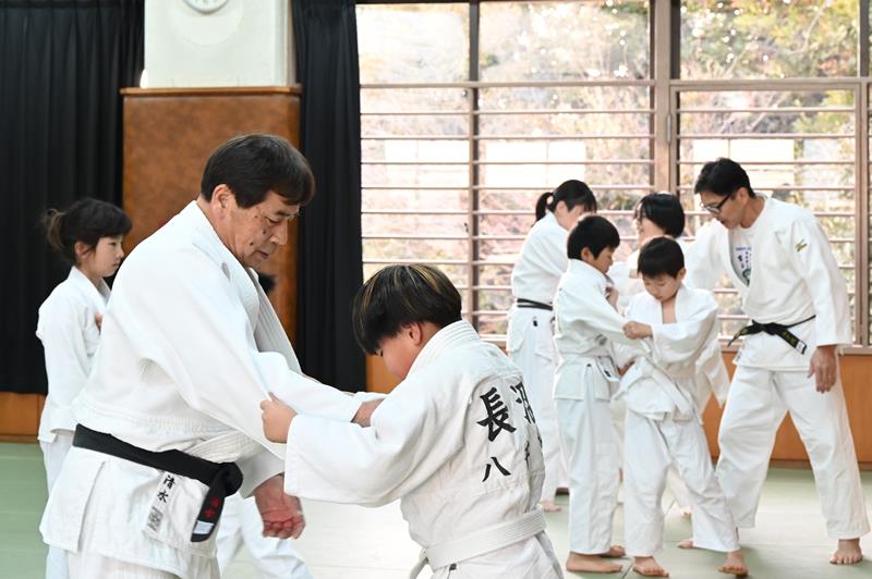 八千代署の柔道クラブで指導する清水正一さん（左）と角田佳之さん（右）＝１２日夕、八千代市