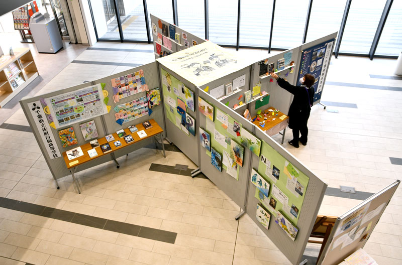 香取市内の高校生がお薦めの本を紹介する展示スペース=香取市