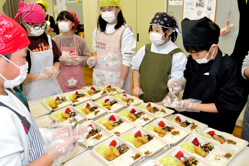 「かつうランチ」弁当を完成させる市立総野小の4、5年生ら=勝浦市