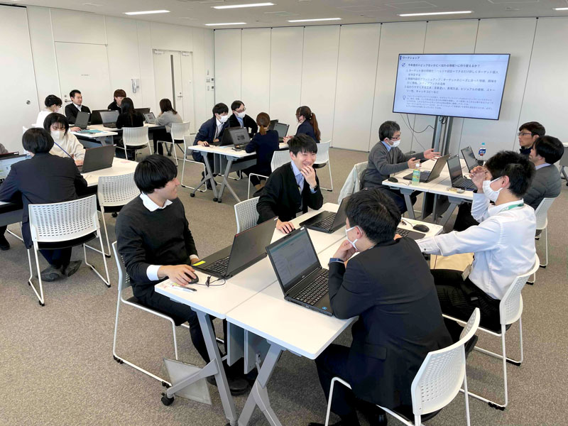 ワークショップで「伝わる情報発信」を考える職員＝袖ケ浦市役所