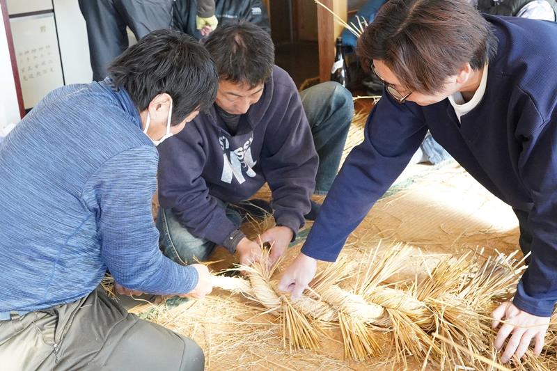 協力しながら大蛇の体の部分を製作する住民＝８日、匝瑳市