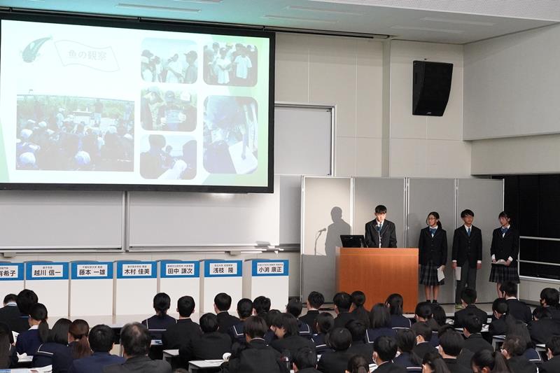 シンポジウムで環境学習の様子を紹介する中学生＝銚子市