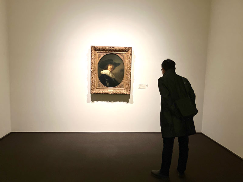 レンブラントの絵画「広つば帽を被った男」1点だけが展示された102号室。