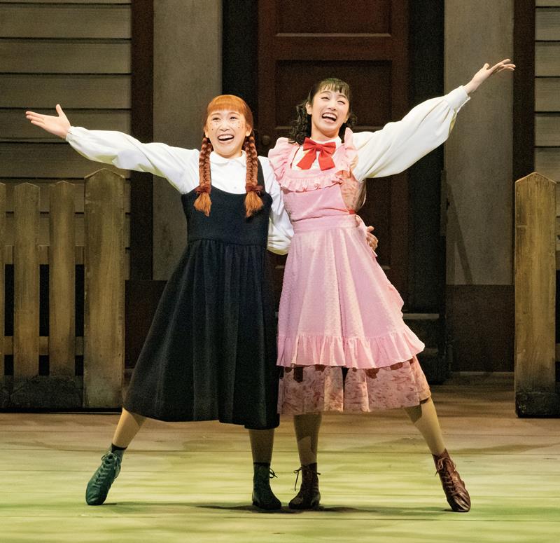 「赤毛のアン」でアンを演じる三代川さん（左）（撮影：阿部章仁、劇団四季提供）