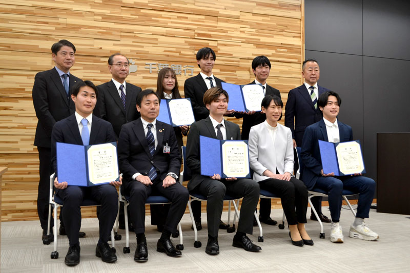 「ちばぎん・はまぎんビジコン」の受賞者ら＝千葉市中央区の千葉銀行本店