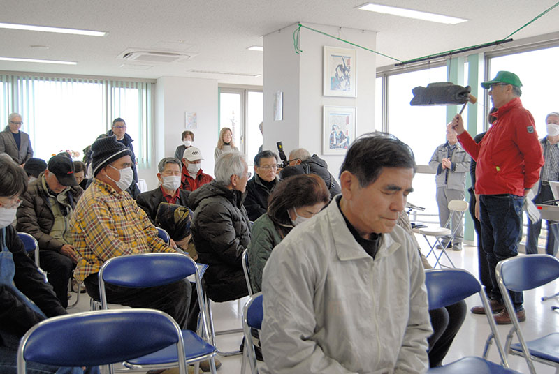 「魚鼓」の音色に合わせ、黙とうする参加者=11日午後2時46分、旭市上永井の飯岡刑部岬展望館