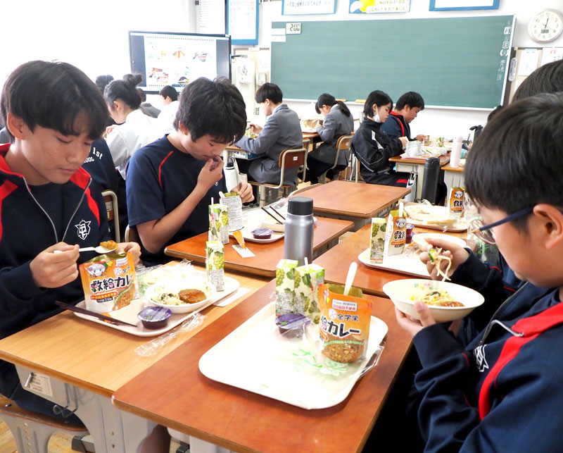非常食の「救給カレー」を食べる木更津市立第一中の生徒たち=11日、木更津市