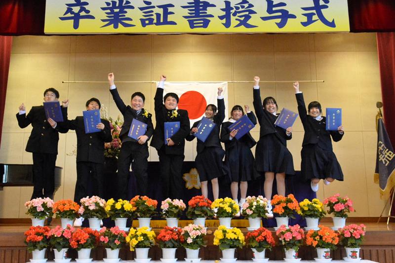 布施小学校で最後の卒業生となった児童８人＝１４日、御宿町
