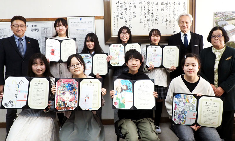 全国最高賞の菅野さん(前列左から2人目)ら受賞者=木更津市