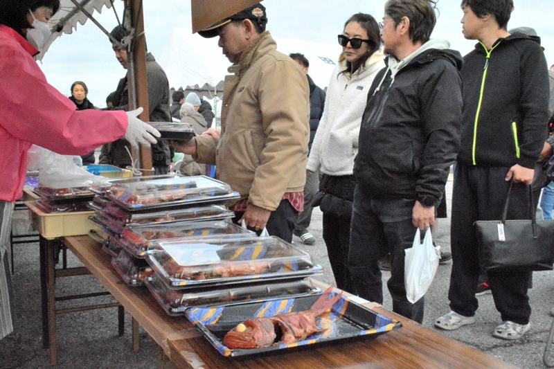 100品限定でキンメダイの煮付けが格安で販売され、買い求める多くの来場者=15日、御宿町