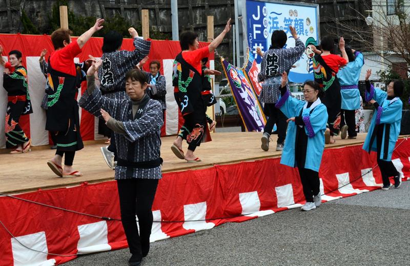 「房州御宿音頭」を踊る地元住民の有志ら