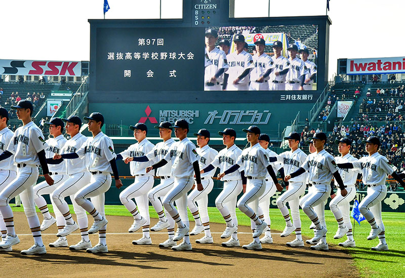 開会式で入場行進する千葉黎明ナイン=甲子園
