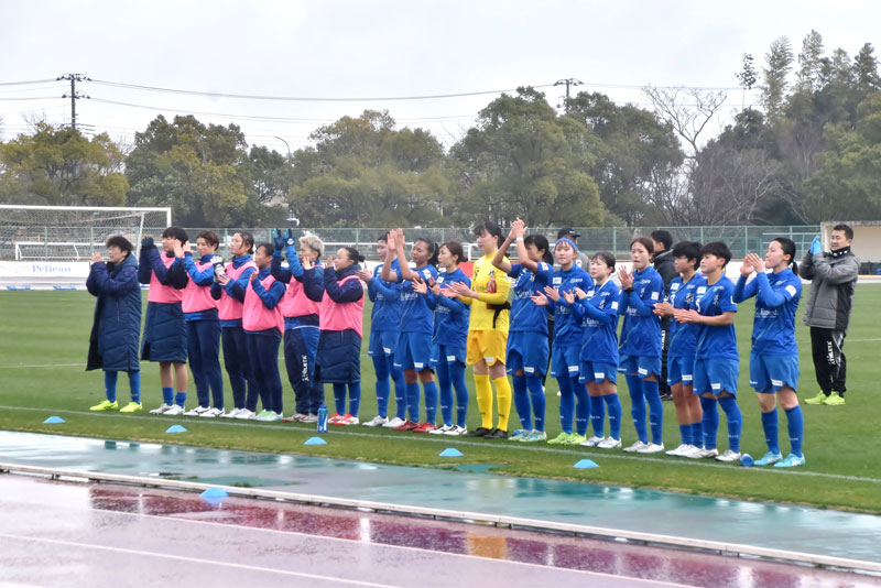引き分けに終わり、集まったサポーターに感謝の気持ちを示すオルカ鴨川の選手たち=16日、鴨川市