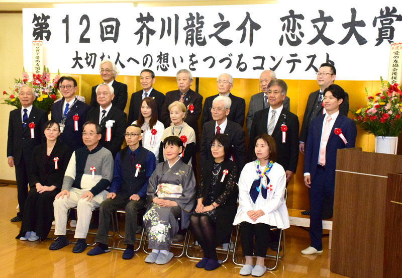 表彰式で記念撮影する受賞者ら＝１５日、長生村